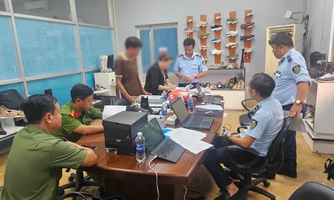 Đột kích cơ sở sản xuất giày nghi làm giả thương hiệu Nike ở TP.HCM, phát hiện lượng hàng khổng lồ