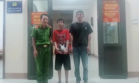 Phát hiện cháu bé bơ vơ giữa chiều tối, công an khẩn trương tìm người thân