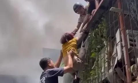 Bức ảnh đẹp nhất lúc này: Giải cứu 3 người mắc kẹt trong căn nhà đang cháy ở Hà Nội