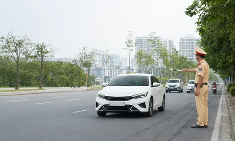 Khi CSGT yêu cầu dừng xe kiểm tra, người dân cần biết những gì?