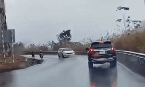 Cục CSGT đề xuất không cho “mượn” làn ngược chiều để vượt xe