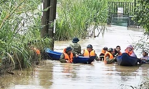Cõng người già, trẻ nhỏ vượt vùng nước sâu