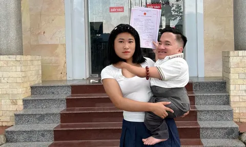 Cô gái 18 tuổi bế bạn trai mắc bệnh xương thủy tinh đi đăng ký kết hôn, câu chuyện phía sau khiến nhiều người cảm phục