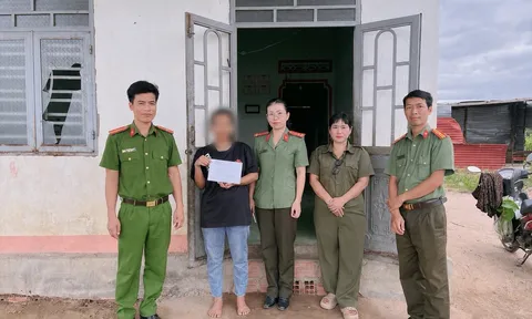Cô gái trẻ từ nước ngoài về không xu dính túi và cuộc gọi cầu cứu từ chiếc điện thoại mượn