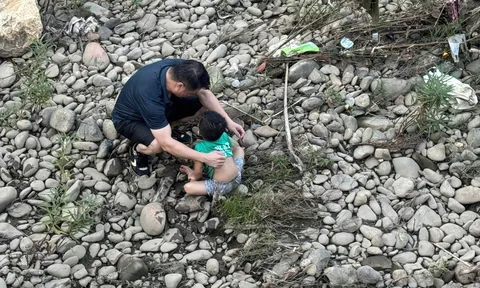Cán bộ xã lao xuống sông cứu bé trai gặp nạn