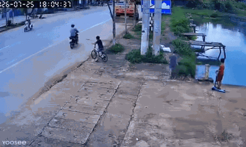 Một hành động nhanh trí của cậu bé 11 tuổi đã giúp em họ thoát nạn giữa hồ nước sâu