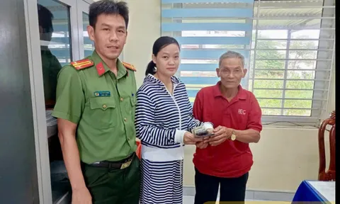 Mở chiếc túi vô chủ ven đường, người đàn ông sững sờ trước thứ bên trong
