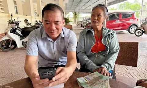 Đang chở người phụ nữ đến ngân hàng, thấy dấu hiệu lạ từ những cuộc gọi, tài xế taxi lập tức đưa thẳng đến công an