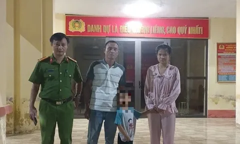 Bé 4 tuổi hoảng sợ vì lạc đường trong đêm được công an đưa về nhà an toàn