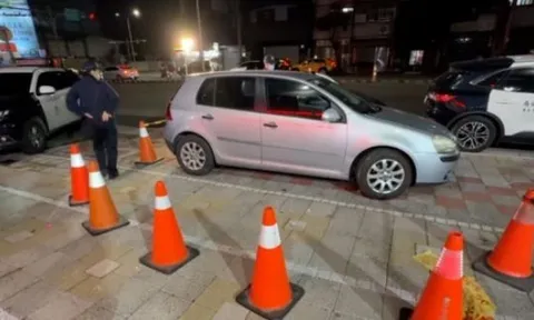 Người đàn ông chở thi thể bạn gái đến đồn cảnh sát sau khi gây án