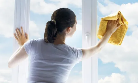 3 nguyên liệu có sẵn trong bếp giúp kính sạch bong, sáng bóng chỉ sau vài phút