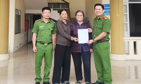 Chở 15 bao trấu bị lao xuống mương, người phụ nữ thoát nạn trong gang tấc