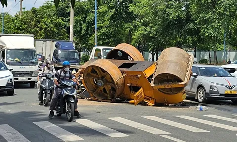 Xe lu hàng tấn rơi khỏi xe tải giữa đường, người đàn ông ôm bé trai chạy thoát