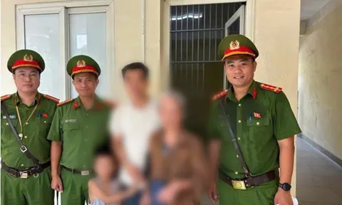 Đi ra ngoài rồi quên đường về nhà, cụ bà được cảnh sát giúp đoàn tụ gia đình