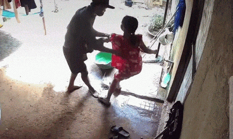 Công an truy tìm người đàn ông bịt mặt có 'hành động lạ' với bé gái 10 tuổi