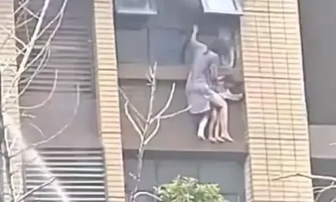 Hai mẹ con bám ngoài cửa sổ giữa biển lửa chờ cứu hộ nhưng trượt tay rơi xuống, toàn bộ diễn biến được camera ghi lại