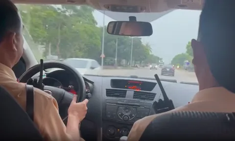 Xe cứu thương hỏng giữa đường, CSGT đưa bé 25 tháng tuổi trong tình trạng nguy kịch đến bệnh viện
