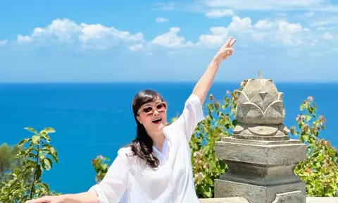 Hiếm hoi khoe dáng với bikini, NSND Vân Dung khiến khán giả không thể rời mắt
