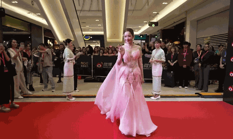 Cùng diện váy hồng tại Gala Weibo, Chi Pu nổi bật giữa dàn sao châu Á, mỹ nhân Thái Lan Baifern Pimchanok bị chê kém sắc