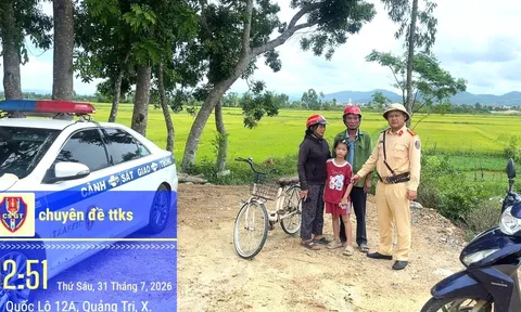 Bé gái 9 tuổi đạp xe trong trạng thái hoang mang đã về với gia đình