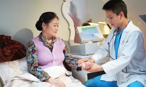 7 nhóm người được bác sĩ đến tận nhà khám, chữa bệnh và vẫn được BHYT thanh toán đầy đủ theo Đề xuất mới là ai?