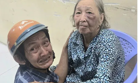 Mẹ già lạc đường khi tìm về ký ức và cuộc đoàn tụ đẫm nước mắt