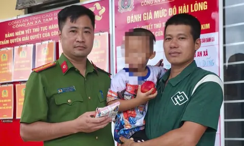 Bé 5 tuổi đi tìm bố rồi bị lạc đường gần 2 km, công an nhanh chóng tìm người thân