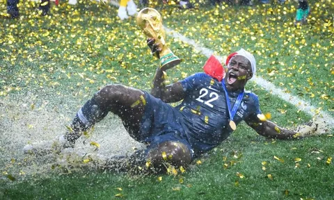 Nhà vô địch World Cup Benjamin Mendy bán bản sao cúp vàng với giá hơn 54.000 euro