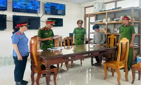 Bắt thanh niên 20 tuổi dùng clip nhạy cảm đe dọa bạn gái "nhí", truy cập tài khoản mạng xã hội để rao bán hình ảnh