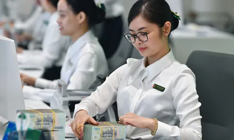 Lương, thưởng nhân viên ngân hàng 2026 tăng mạnh: Có nơi gần 60 triệu/tháng
