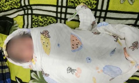 Bên trong chiếc giỏ đỏ bỏ lại trước cổng Trung tâm Y tế Hương Trà là điều khiến ai chứng kiến cũng nghẹn lòng