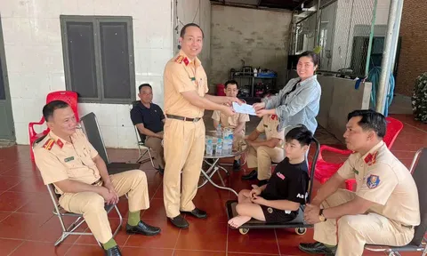 Cảm động hình ảnh CSGT Đồng Nai nhận đỡ đầu thiếu niên liệt hai chân, hỗ trợ 5 triệu đồng mỗi tháng