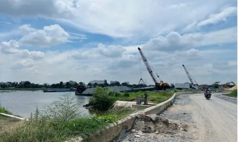 Phát hiện bộ xương người bên sông Sài Gòn, mảnh vải đỏ quấn bên ngoài hé lộ điều bất thường