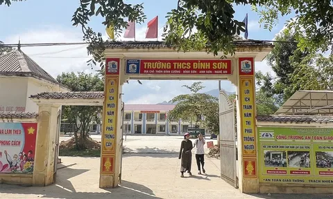 Bị khởi tố trong vụ cá độ bóng đá, một hiệu trưởng bị đình chỉ chức vụ
