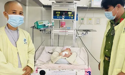 Bé sơ sinh chưa cắt dây rốn, bị bỏ trong bao nilông trước cổng chùa ở Quảng Ngãi