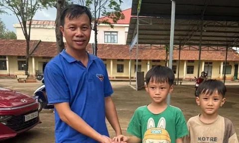 Nhặt được bông tai vàng khi chơi ở trường, hai anh em có hành động khiến nhiều người khen ngợi