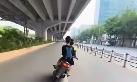 Hai thiếu niên đi xe máy vào làn ô tô rồi lạng lách, đánh võng