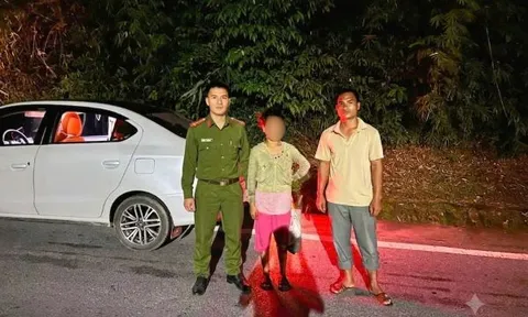 Nhớ bố, bé gái 10 tuổi một mình rời nhà đi tìm, may mắn được công an phát hiện trên đường vắng trong đêm tối