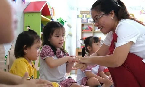 Đã chốt: Giáo viên mầm non tuyển dụng mới từ năm học 2025 - 2026 có thể được hưởng cả hỗ trợ một lần và 960.000 đồng/tháng