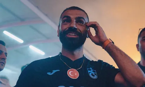 Mohamed Salah cập bến Trabzonspor, CĐV đốt pháo sáng chào đón cuồng nhiệt