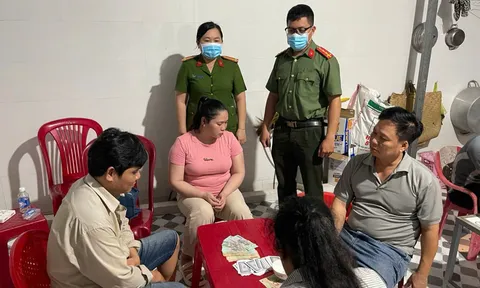 Phát hiện 2 "quý bà" làm "chuyện mờ ám" tại nhà Nguyễn Văn Minh, thu giữ nhiều tiền tại hiện trường