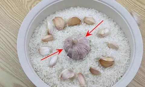 Bỏ vài tép tỏi vào thùng gạo, bạn sẽ nhận được lợi ích bất ngờ
