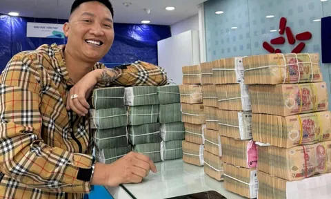 Cận cảnh căn nhà "dát vàng" của Huấn Hoa Hồng