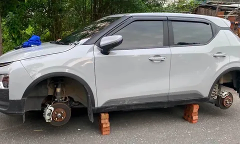 Ô tô bị bị tháo trộm 2 bánh xe khi đỗ qua đêm ở khu đô thị tại Hà Nội