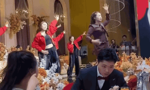 Mẹ "quẩy" hết mình trên sân khấu, cô dâu chỉ vào mẹ chồng nói một câu, lời đáp của chú rể khiến cộng đồng mạng "tan chảy"