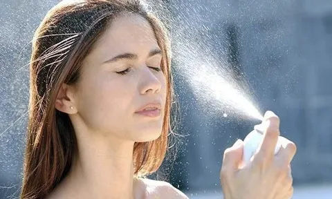 Xịt khoáng mỗi ngày nhưng da vẫn khô? Có thể bạn đang mắc phải những sai lầm này