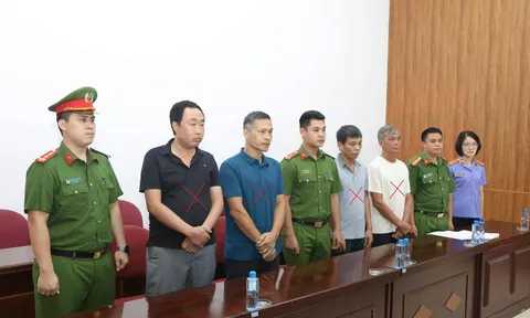 Khởi tố vụ khai thác cát trái phép trên sông Đà, bắt tạm giam 4 đối tượng