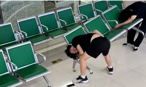 Clip hy hữu: Nam thanh niên kẹt đầu vào tay ghế bệnh viện, bạn đến cứu cũng rơi vào tình cảnh tương tự