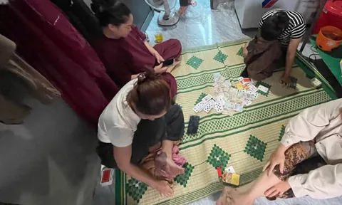 Phát hiện 4 "quý bà" làm "chuyện động trời" tại nhà riêng