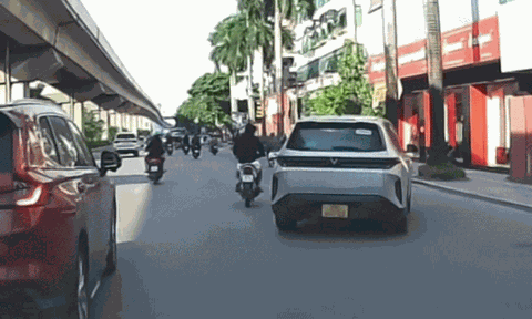 Clip ô tô hất ngã xe máy sau màn tạt đầu, đánh võng trên phố Hà Nội